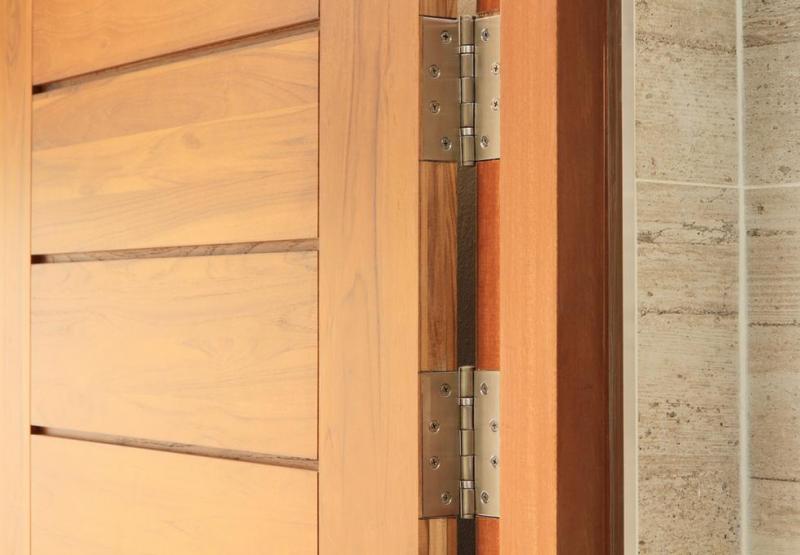 Comment se d&eacute;roule la pose d'une porte en bois &agrave; Saverne ?
